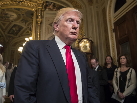 Plainte contre Trump pour violation de la Constitution