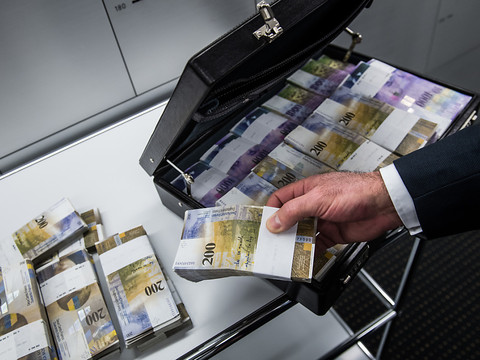 Les fraudeurs fiscaux suisses au pied du mur