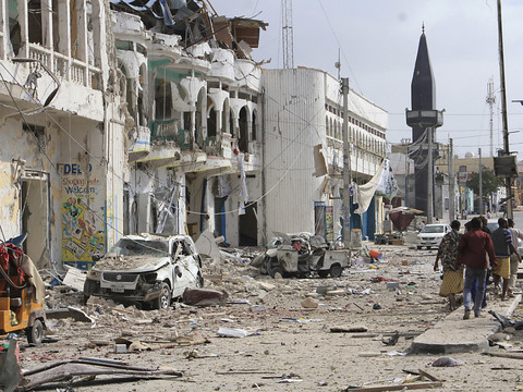 Des islamistes attaquent un hôtel de Mogadiscio: au moins 7 morts