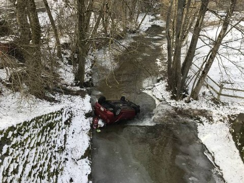 Sa voiture termine sa course sur le toit dans la Menthue