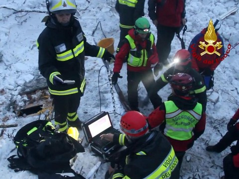 Le décompte macabre se poursuit sous l'hôtel dévasté en Italie