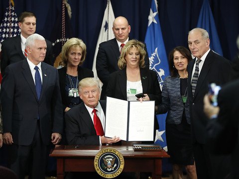 Trump signe un décret pour lancer le projet de mur avec le Mexique