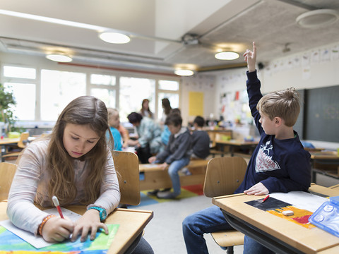 Dès six ans, les filles moins enclines à se considérer brillantes