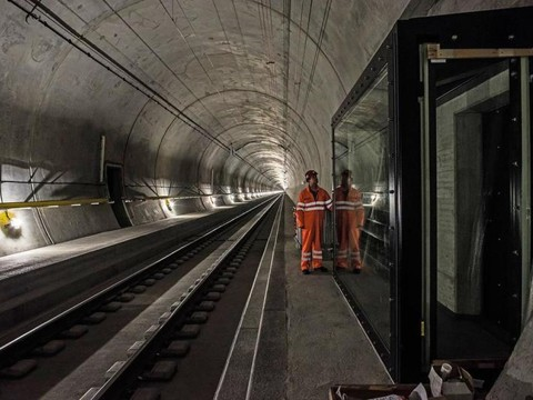 Tunnel de base du Gothard: observer les trains depuis une galerie