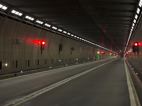 Tunnel du Gothard fermé après une collision camion/voiture