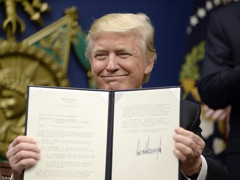 Trump prend un décret contre les 
