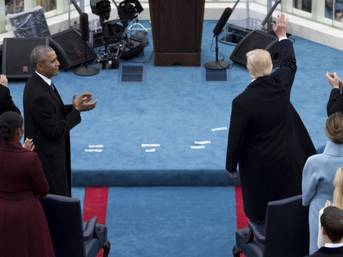 Décret: dans la tourmente, Trump persiste et signe - Obama intervient