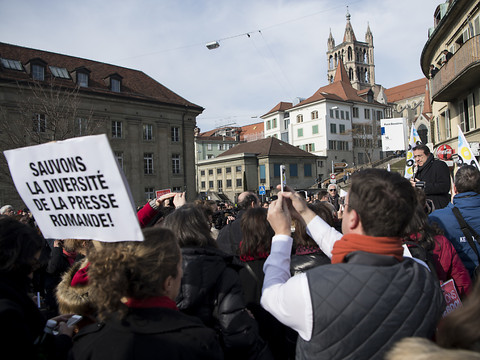 Rassemblement de soutien à L'Hebdo qui 