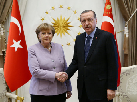 Turquie: Angela Merkel se dit préoccupée par la liberté d'expression