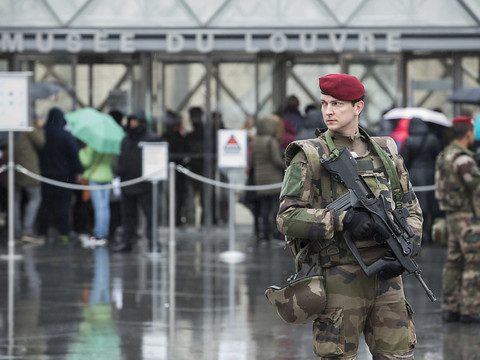L'auteur de l'attaque au Louvre placé en garde à vue