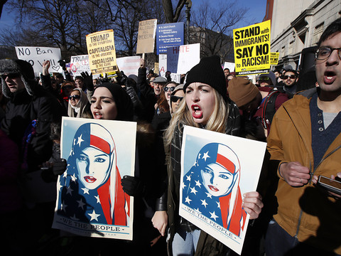 La communauté gay défile à New York contre Donald Trump