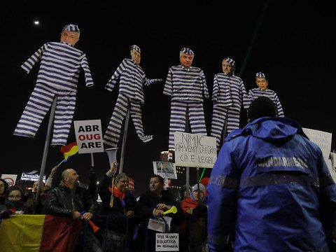 Le gouvernement lâche du lest, les manifestations se poursuivent