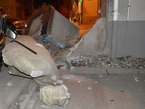Un automobiliste détruit une statue à Domat/Ems (GR)
