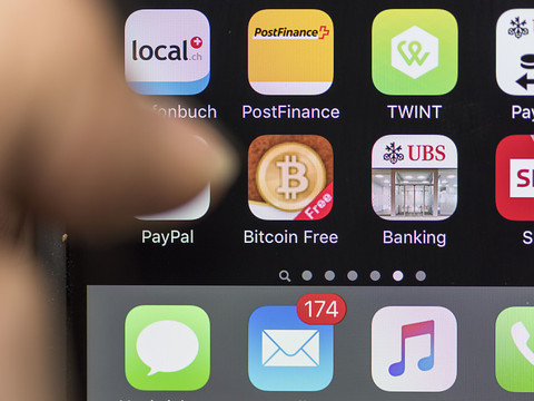 Les clients des banques suisses se tournent vers Internet