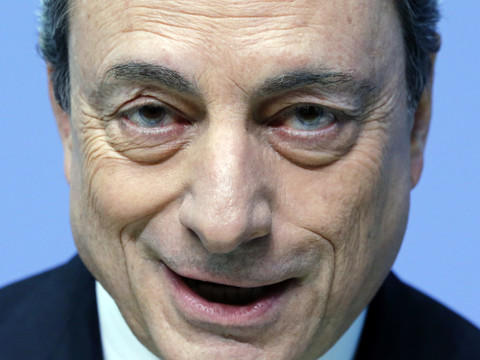 La zone euro a encore besoin du soutien de la BCE, juge Draghi