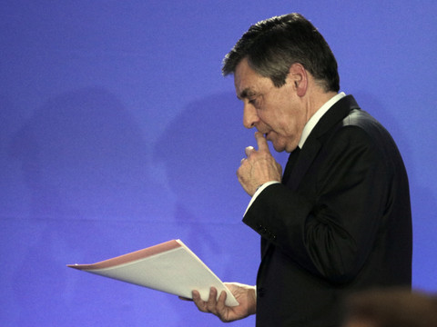 Après ses excuses, Fillon tente de relancer sa campagne