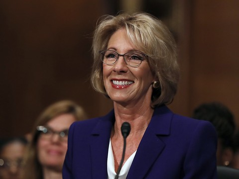 La secrétaire américaine à l'Education confirmée de justesse