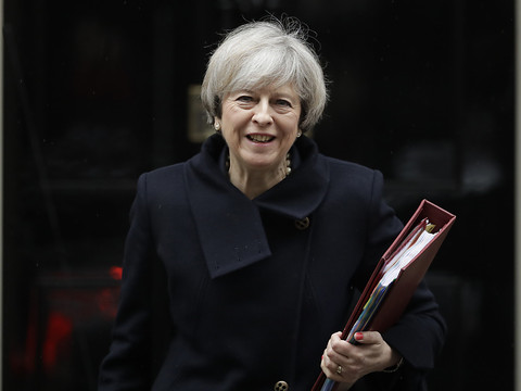 Les députés britanniques autorisent Mme May à déclencher le Brexit