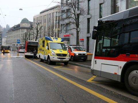 St-Gall: un bus happe une piétonne, un autre percute l'ambulance
