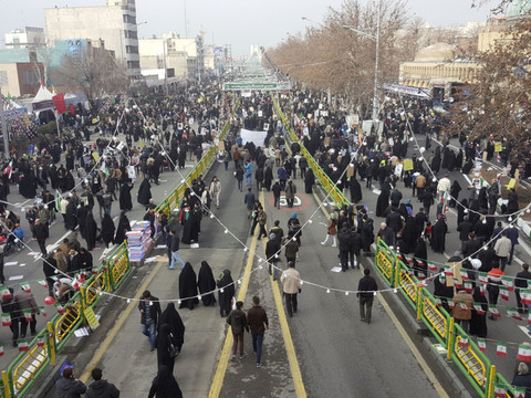 Les Iraniens célèbrent leur révolution et dénoncent Donald Trump