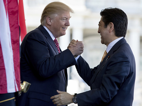 Trump reçoit Abe à la Maison Blanche avant un week-end de golf