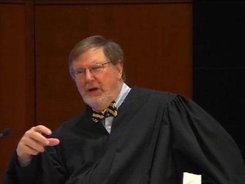 Un juge refuse de retarder l'examen sur le fond du décret de Trump