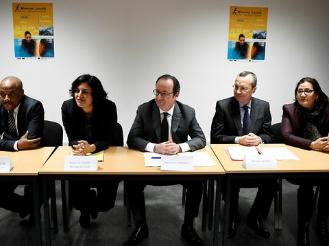 Hollande appelle au respect après de nouveaux incidents en banlieue