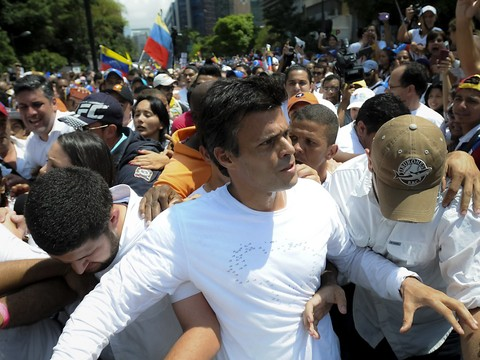 Le Venezuela réplique à Trump par un coup dur à l'opposition