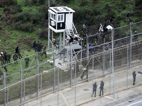 Maroc/Espagne: des centaines de migrants ont forcé la frontière