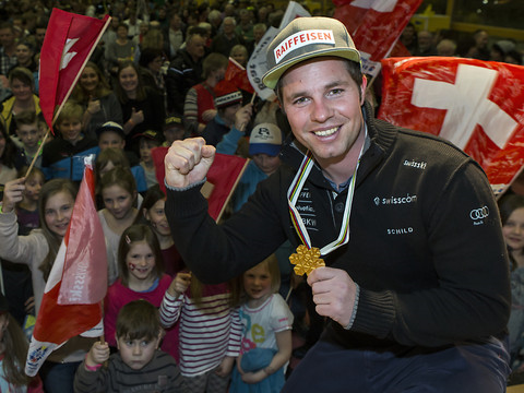 Le champion du monde de descente Beat Feuz fêté par Bumbach (BE)