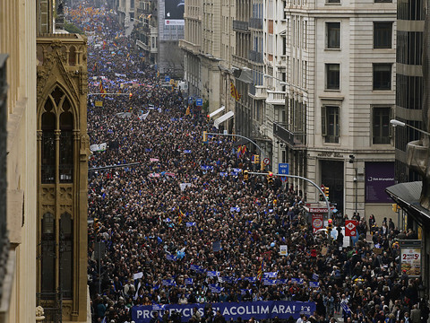 Grande manifestation pour l'accueil des réfugiés à Barcelone