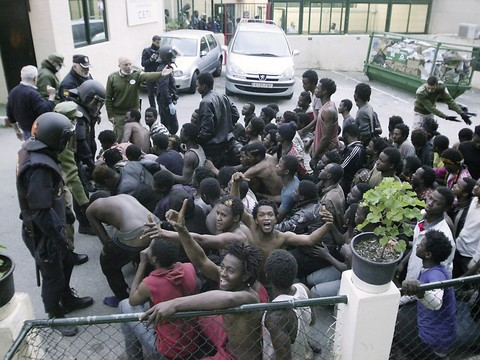 Maroc/Espagne: 300 migrants ont forcé la frontière à Ceuta