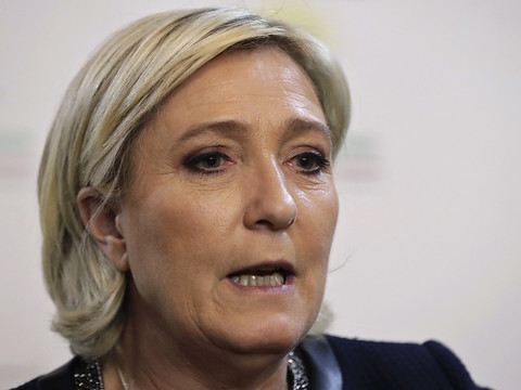 France: deux proches de Marine Le Pen en garde à vue