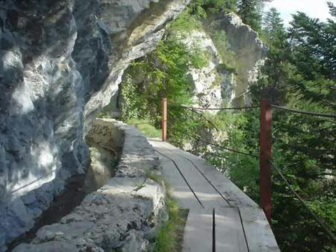 Opposition à une passerelle sur un bisse valaisan