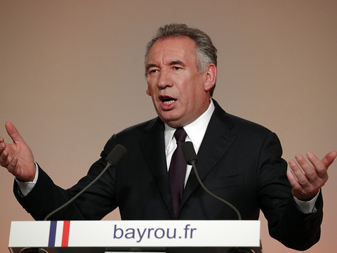 Bayrou renonce à se présenter, propose une alliance à Macron