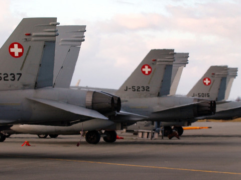 Durée de vie des FA-18 prolongée en attendant les nouveaux jets