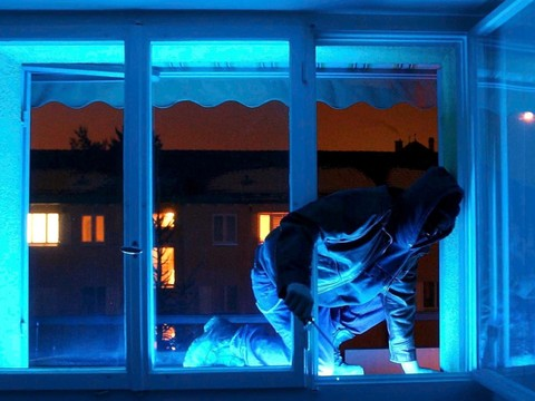 Une septuagénaire tombe par la fenêtre en fuyant des cambrioleurs