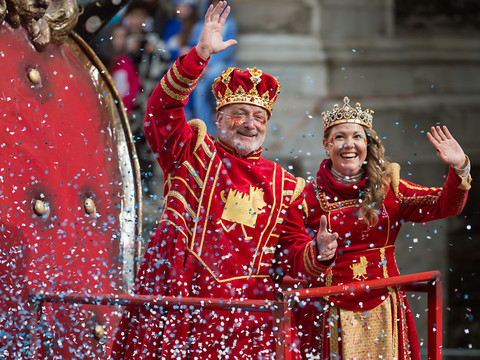 Des dizaines de milliers de personnes dans l'ambiance carnavalesque