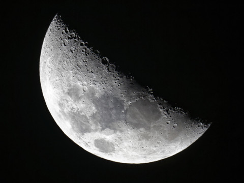 SpaceX va lancer deux touristes autour de la Lune fin 2018