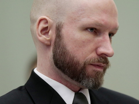 Norvège: Breivik pas traité de manière 