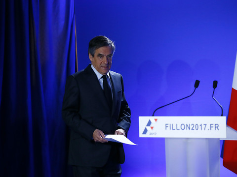 Fillon inculpé et fragilisé, mais toujours en course pour l'Elysée