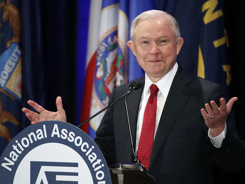 Jeff Sessions a dissimulé des contacts avec la Russie (presse)