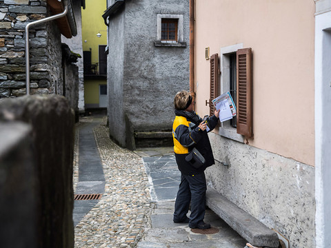 La Poste permettra les versements en espèces à domicile