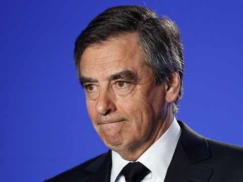 France: perquisition au domicile de François Fillon, de plus en plus isolé