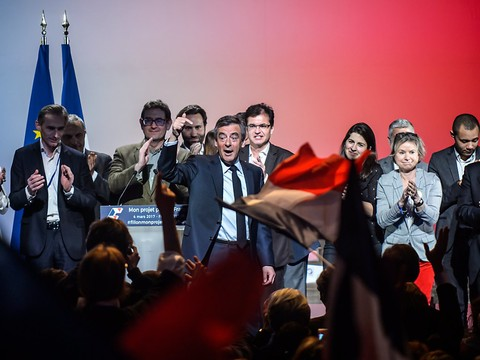 Lâché par des proches, François Fillon en appelle à ses partisans