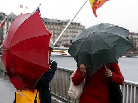 Après le foehn, un fort vent de sud-ouest amène pluie et neige