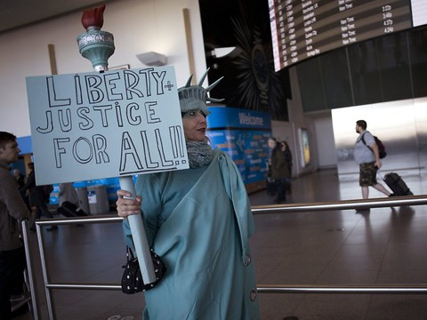 Donald Trump signe un nouveau décret migratoire, sans l'Irak