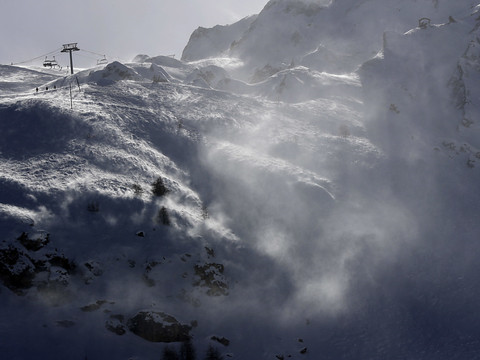 Nombreux skieurs emportés par une avalanche, pas de victime