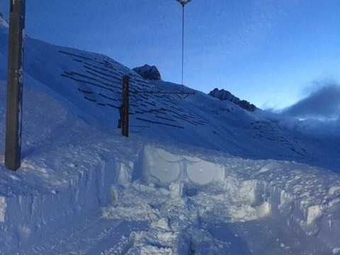 Une avalanche bloque la ligne ferroviaire au col de l'Oberalp
