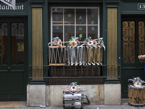 Des tonnes de confettis mouillés après trois jours de fête